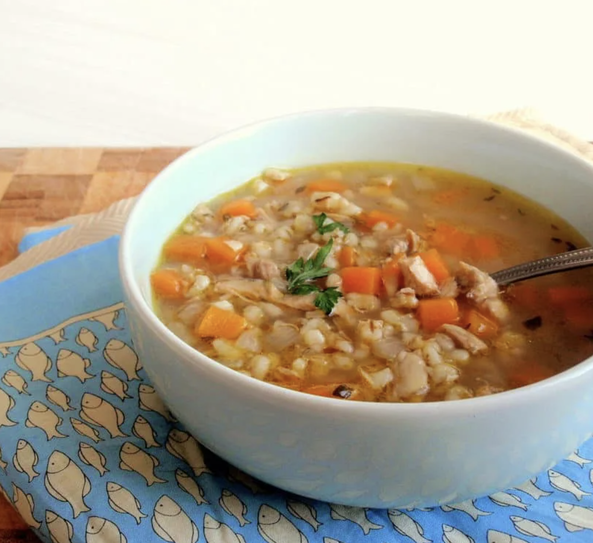 Приготовить рассольник с перловкой и курицей. Рассольник с курицей. Суп из ячмень. Суп перловый школа. Харчо с курицей.