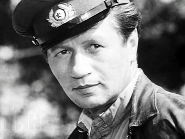 Быков когда-то на самом деле хотел стать летчиком. Но в училище его не взяли – оказался мал ростом. Поэтому кино о военных асах стало для него данью уважения юношеской мечте.-2