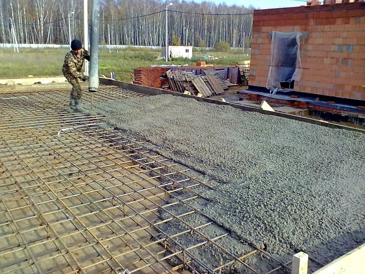 Армирование монолитной плиты перекрытия. 5 бетонные работы. Укладка бетона. Укладка бетона. Бетонщик монолитчик.