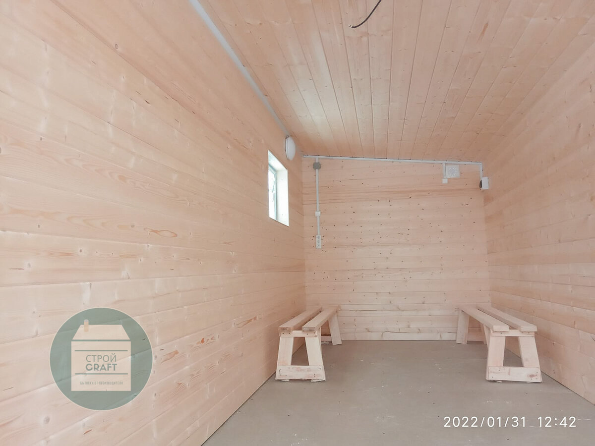 Внутренняя отделка из имитации бруса в бытовке 6х2,5 метров