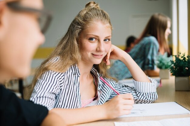 Источник фотографии: https://ru.freepik.com/free-photo/teenage-student-girl-writing-and-looking-at-camera_1308353.htm