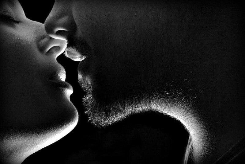 Враги целуются жадно 2. Поцелуй. Нежный поцелуй. Страстный поцелуй. Поцелуй страсть.