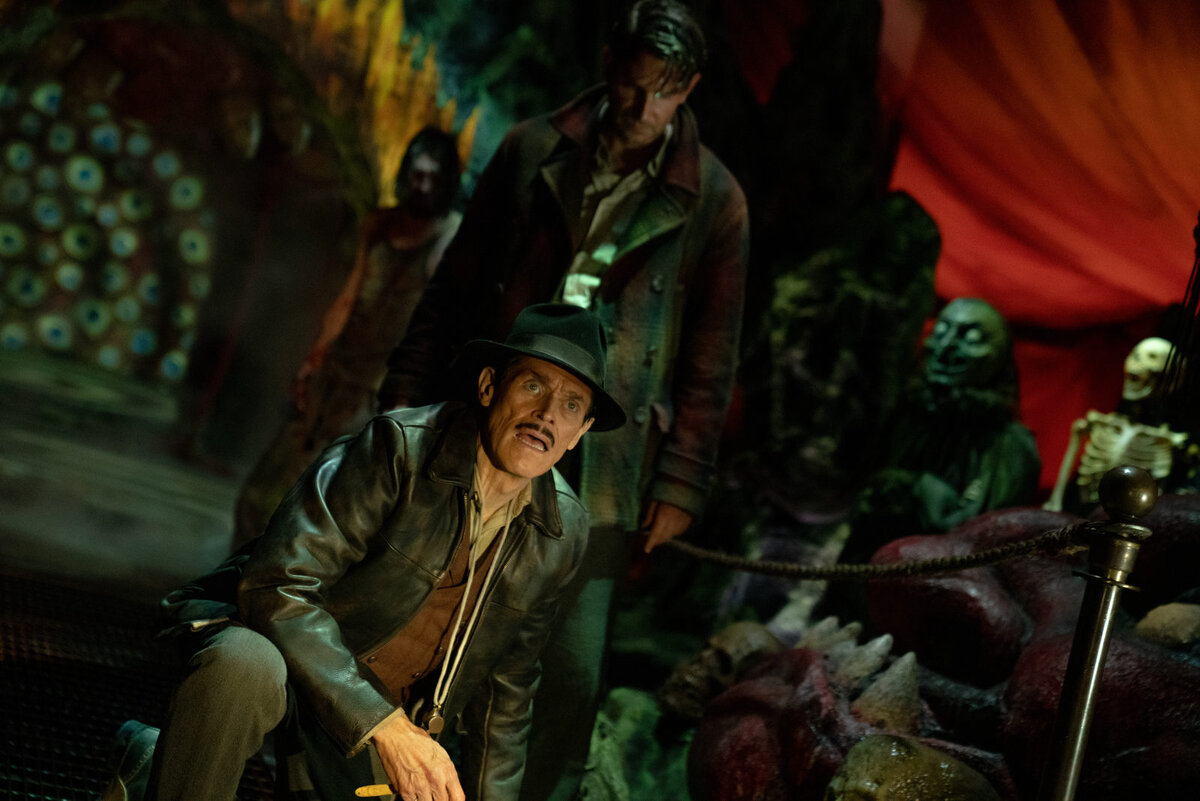 Владелец балагана Клем (Уиллем Дефо). Кадр из фильма. 