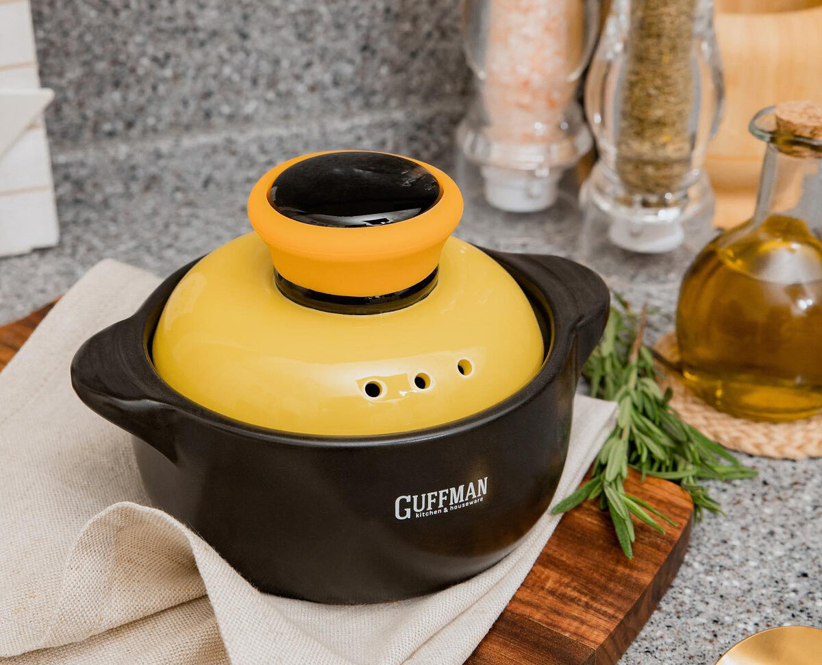 Кастрюля Guffman Ceramics из жаропрочной керамики. На яркой крышке размещена ручка с термостойкой, силиконовой вставкой и тремя отверстия для отвода пара и легкого слива воды. Подходит для газовых плит и запекания блюд в духовом шкафу. Можно мыть в посудомоечной машине.