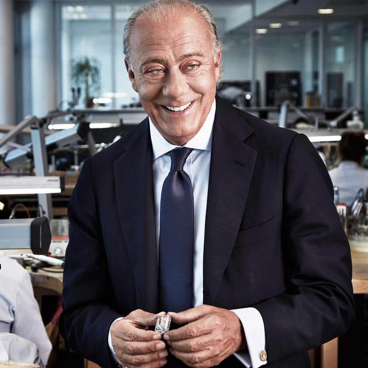 Фаваз Груози. До основания в 1993 году компании de Grisogono работал в HARRY WINSTON и BVLGARI. В 2019 году оставил собственное дело и основал новый ювелирный бренд FAWAZ GRUOSI, а de Grisogono в 2020 году объявили о банкротстве (листайте галерею)