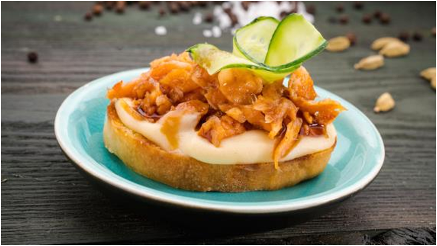 Тапас с копченой форелью и пастернаком