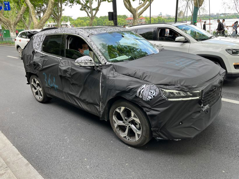 На фото из соцсетей: кроссовер Geely FX11 во время тестов