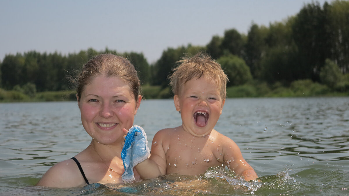 Счастливый годовалый ребёнок(Настя) плещется от души в пруду (с мамой). 2016 год