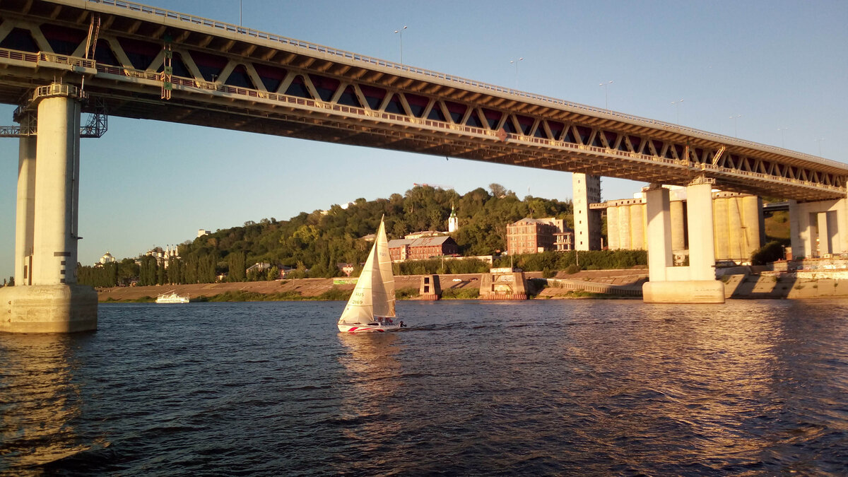  С сыном я впервые в жизни прокатилась на теплоходе, так как у психиатра выяснилось, что он не знает, что такое речной транспорт. На фото виден метромост. Фото сделано мной во время первой речной прогулки.