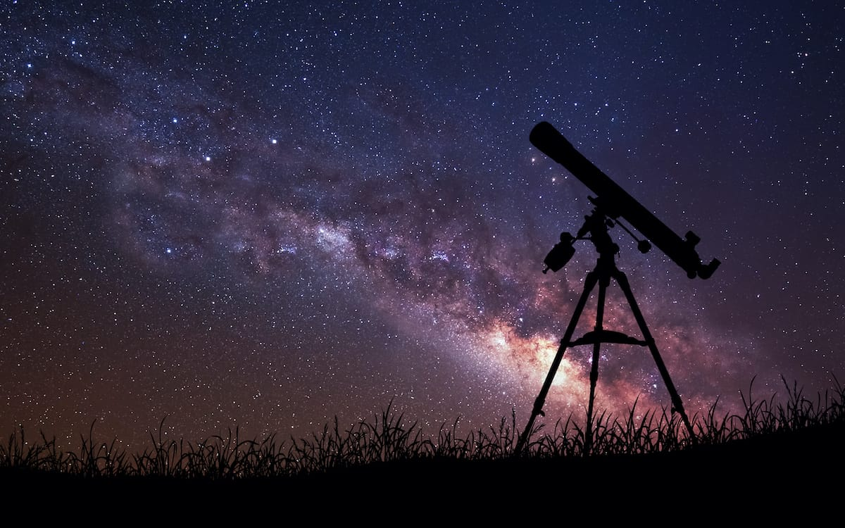 Астроном - это ученый, который изучает различные небесные тела. В сферу его интересов входят планеты и их спутники, кометы, звезды и прочие космические объекты.