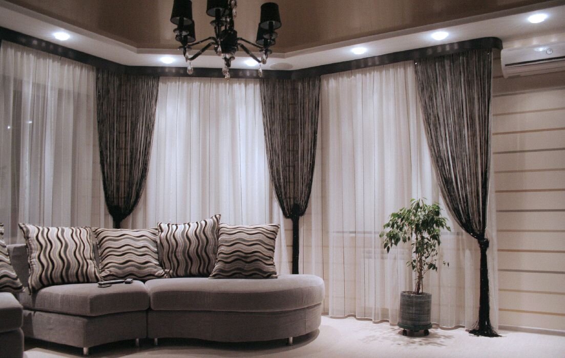 Нитяные шторы в интерьере гостиной фото