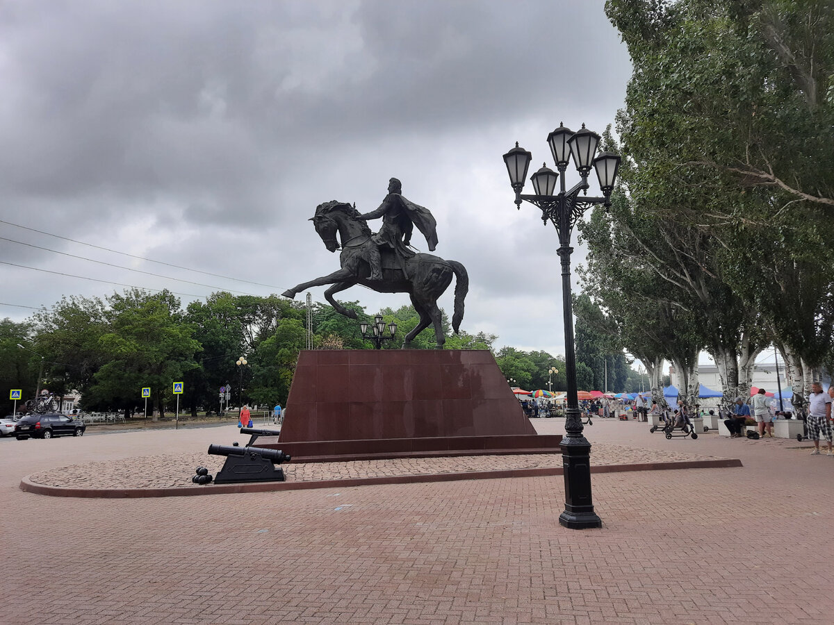 Памятник М. Воронцову, основателю города Ейск