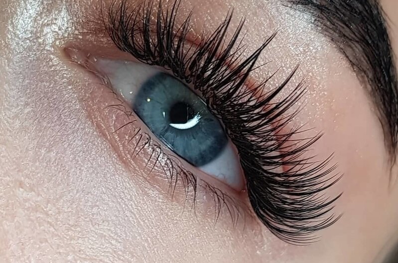 Ресницы выглядят влажными, освежая взгляд.