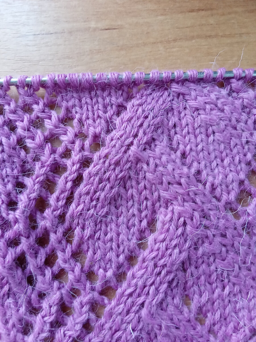 Узор требует внимания , схема должна быть "на глазах".И в тоже время вяжется просто.