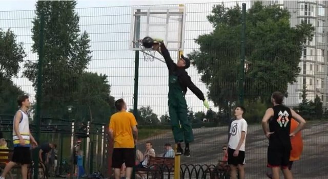 Alex Zakharov. Баскетбольный пранк. Фото: скриншот видео, ист. - YouTube-аккаунт Alex Zakharov