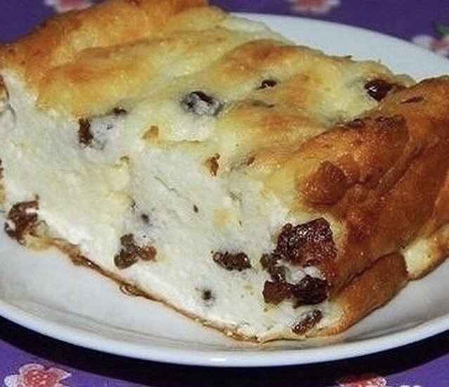 ИНГРЕДИЕНТЫ:
● 280 г творога
● 4 столовых ложки молока
● 4 чайных ложки изюма
● 1 яйцо
● 4 чайных ложки манной крупы
● 4 чайных ложки сливочного масла
● щепотка соли
⠀
При желании:
● сахар
● сметана (уже при подаче)
⠀
ПРИГОТОВЛЕНИЕ:
Если в рецепте есть сухофрукты, я всегда начинаю процесс приготовления именно с них. В противном случае, когда тесто уже готово, мне кажется процесс их обработки слишком нудным.Итак, изюм я порезала пополам.
Затем тщательно промыла, залила водой и поставила на огонь. После закипания проварила около 5-ти минут.
Слила воду и перешла к приготовлению самой запеканки. Взбила яйцо в пену (если вы решили добавить сахар, то это нужно сделать на данном этапе). Влила молоко, пустила соль и манную крупу. Взбила. Выложила творог (если он комочками или суховат, есть смысл протереть его через сито).Хорошенько размешала и соединила с изюмом.
⠀
Лучшие рецепты
🍕 Ищите простые рецепты с фото? Рекомендуем подписаться

4 чайных ложки сливочного масла выложила в небольшую формочку. Поставила в разогретую до 180'C духовку. Половину растопленного масла отделила в маленькую чашку, а оставшейся половиной смазала бока формы. Выложила творожную массу, разровняла её сверху ложкой. Сверху полила оставшимся сливочным маслом.Отправила в духовку на полчаса. Если делать запеканку из 1/4 всех ингредиентов, то вполне хватит и 20-ти минут. Дала запеканке остыть до приятно тёплой температуры.