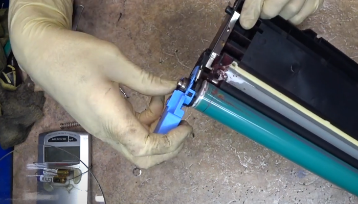 Фото 41. Протираем кромку ракеля