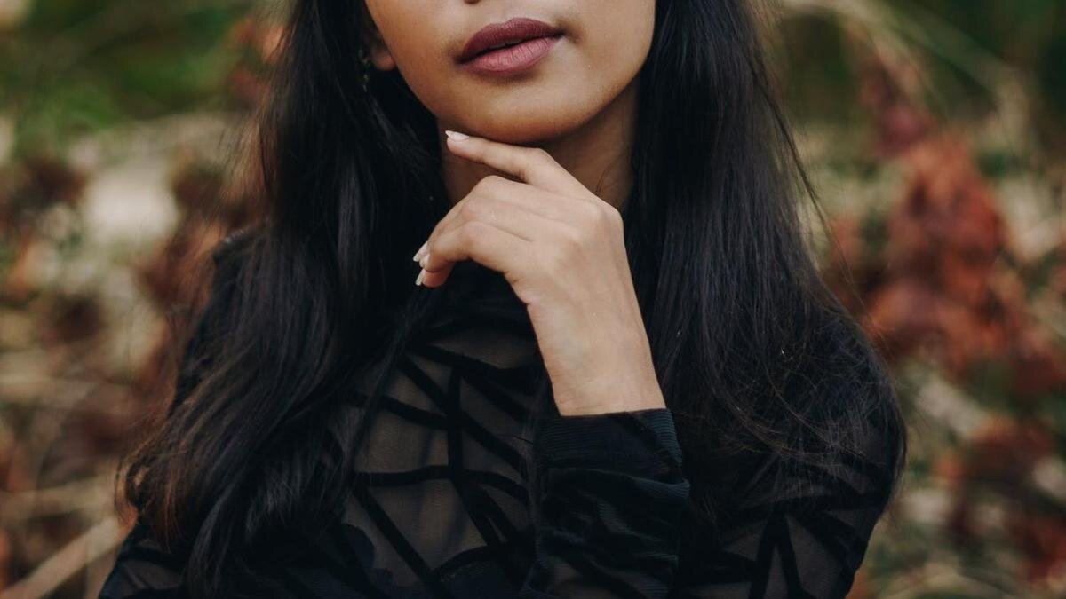    Девушка стоит на улице:pexels.com