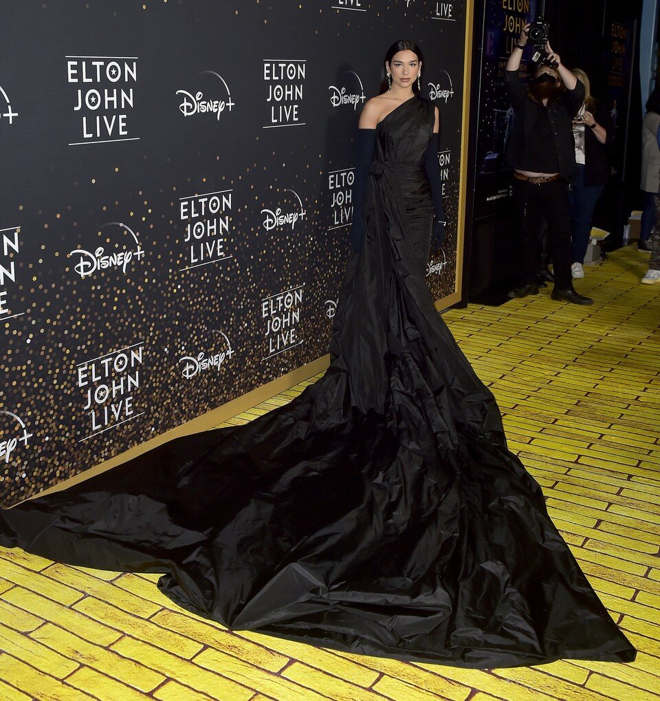     Дуа Липа посетила прощальный концерт Элтона Джона в помятом платье со шлейфом  EAST NEWS