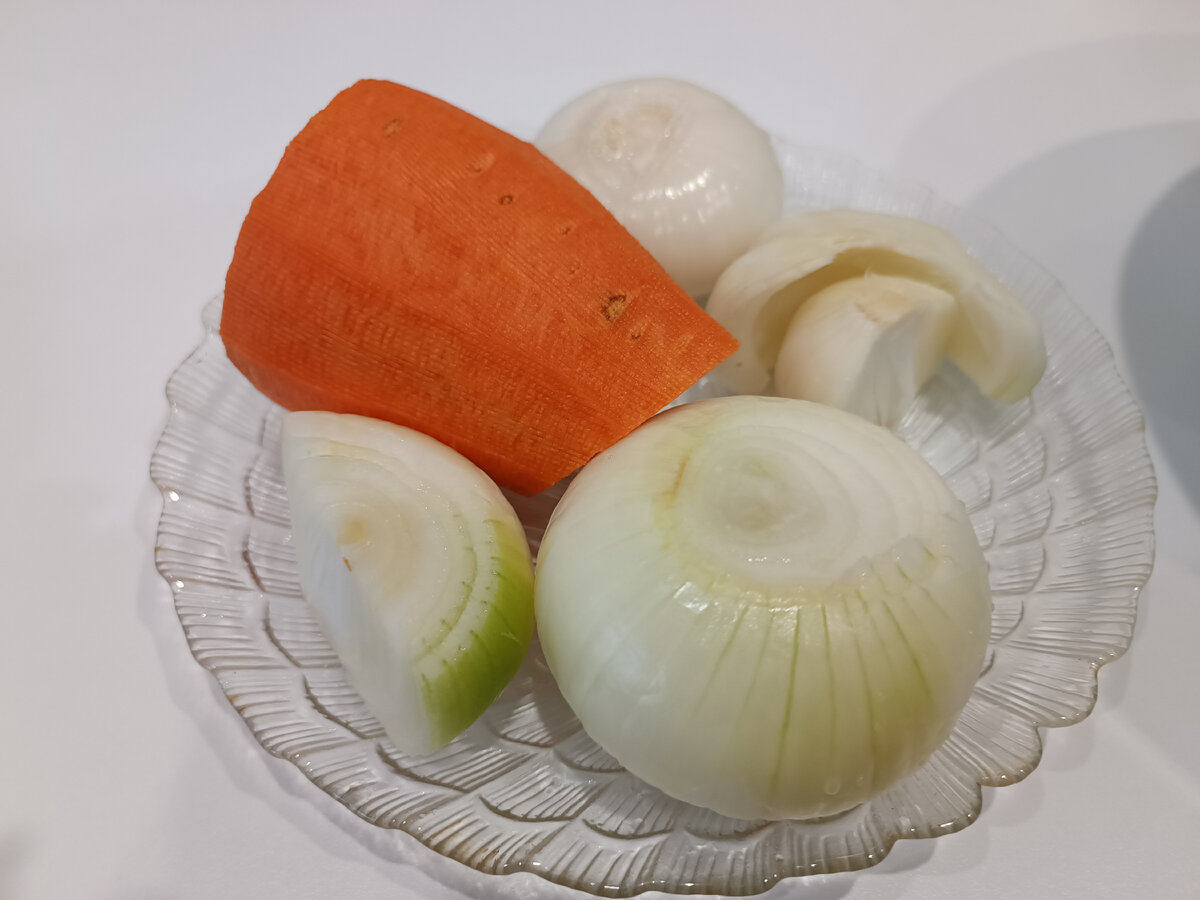 Лук и морковь чистим