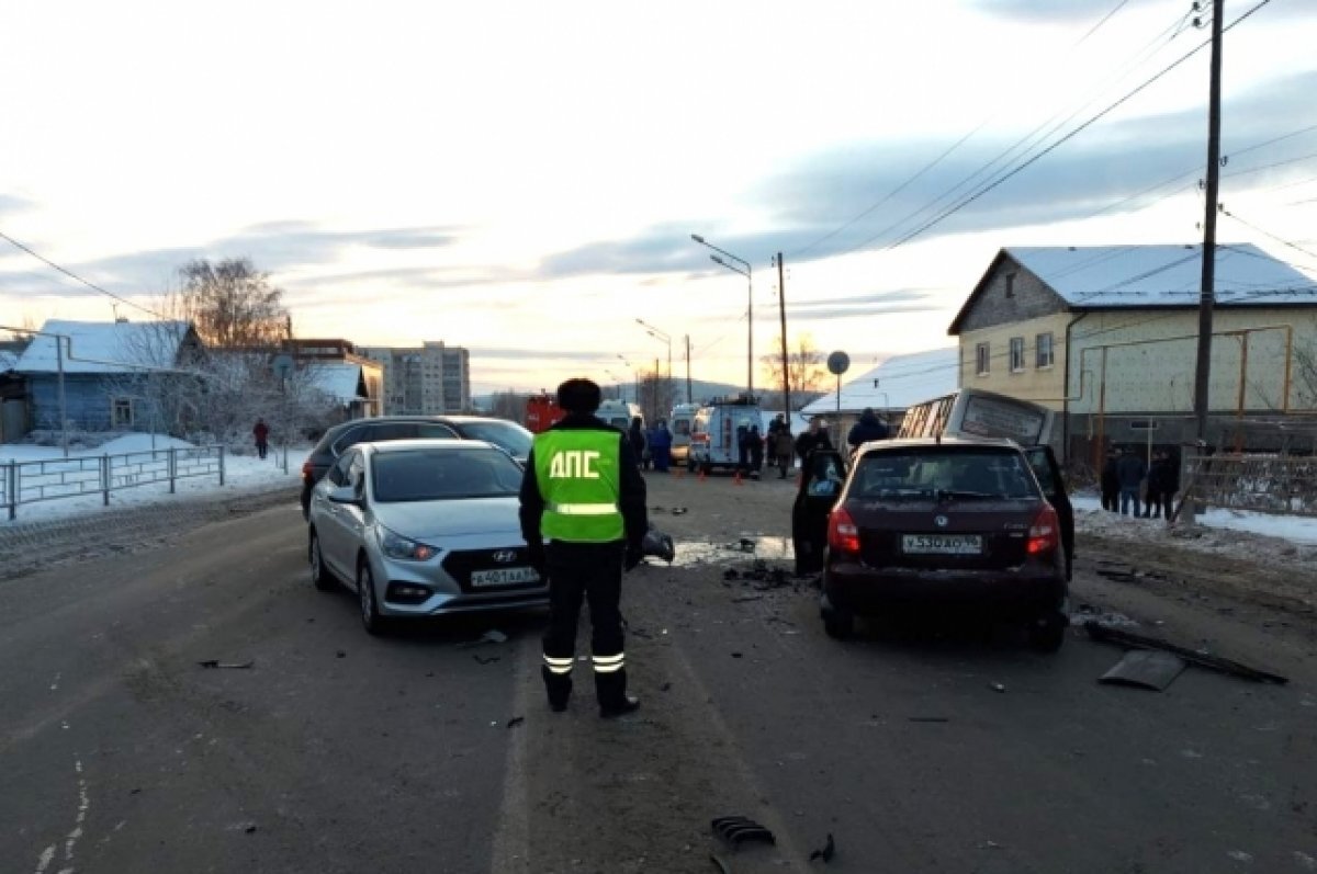    На Урале в массовом ДТП с рейсовым автобусом погиб человек