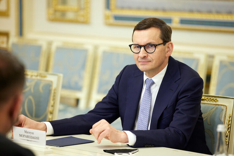    Премьер Польши Матеуш Моравецкий выразил готовность взять под контроль часть Украины, чтобы обеспечить безопасность