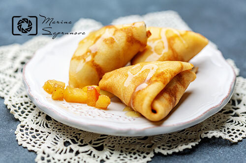 Блинные треугольники с яблоками и карамельным соусом.