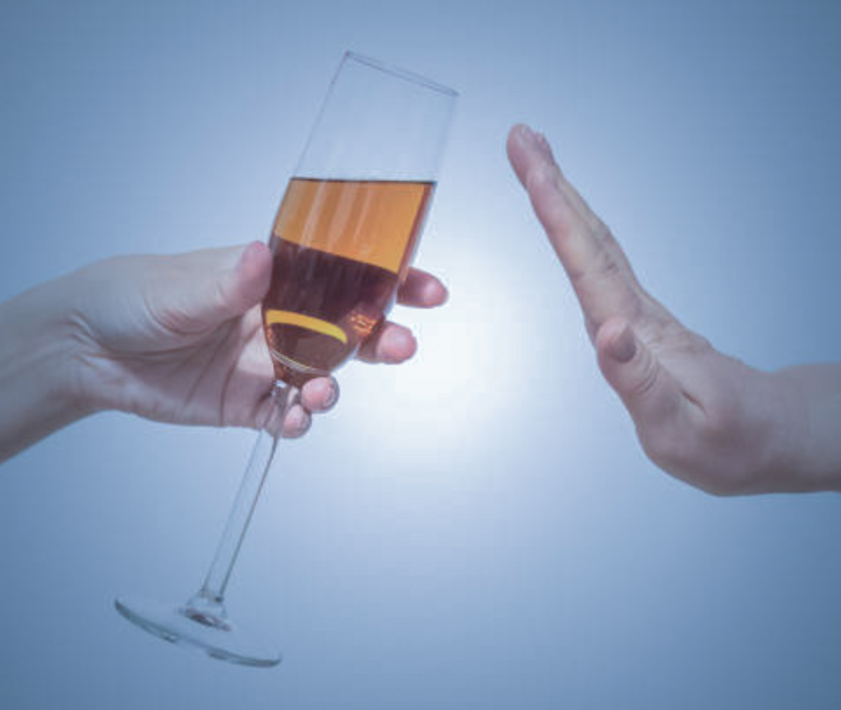  Многие люди, страдающие от алкогольной зависимости, и в особенности их близкие, задаются вопросом:  Можно ли бросить пить самостоятельно?-2