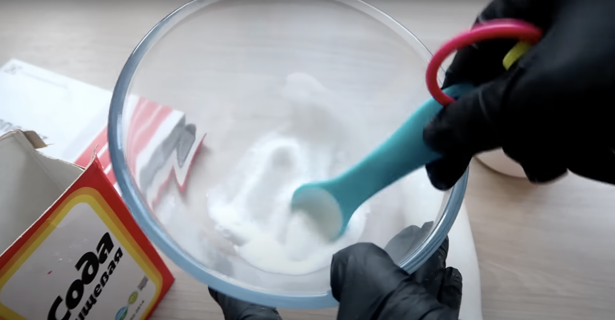 Белеет пластик. Текстура plastic. Чернитель пластика шевроле каптива. Белые пятна на пластике. Что отмоет пожелтевший пластик.