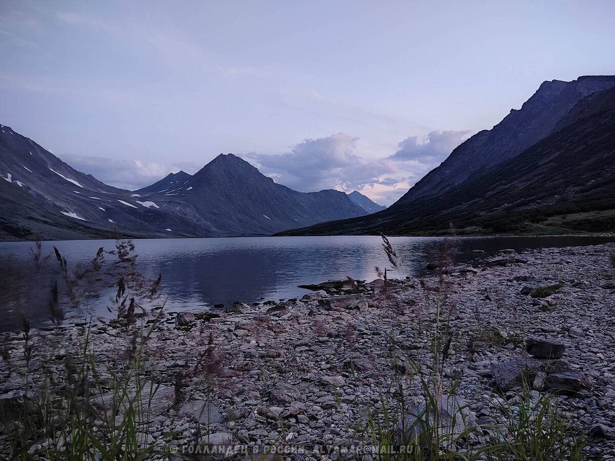 Озеро Хадатаёганлор и горы, нетипичные для Заполярья - с острыми вершинами. Обычно полярные горы с пологими вершинами. Фото: из личного архива