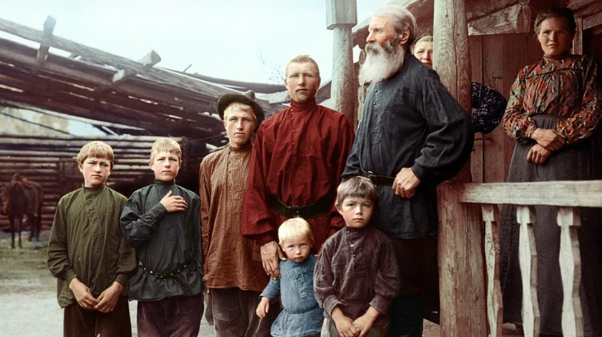 Крестьянская старообрядческая семья, колоризованное фото XIX века с pulse.mail.ru