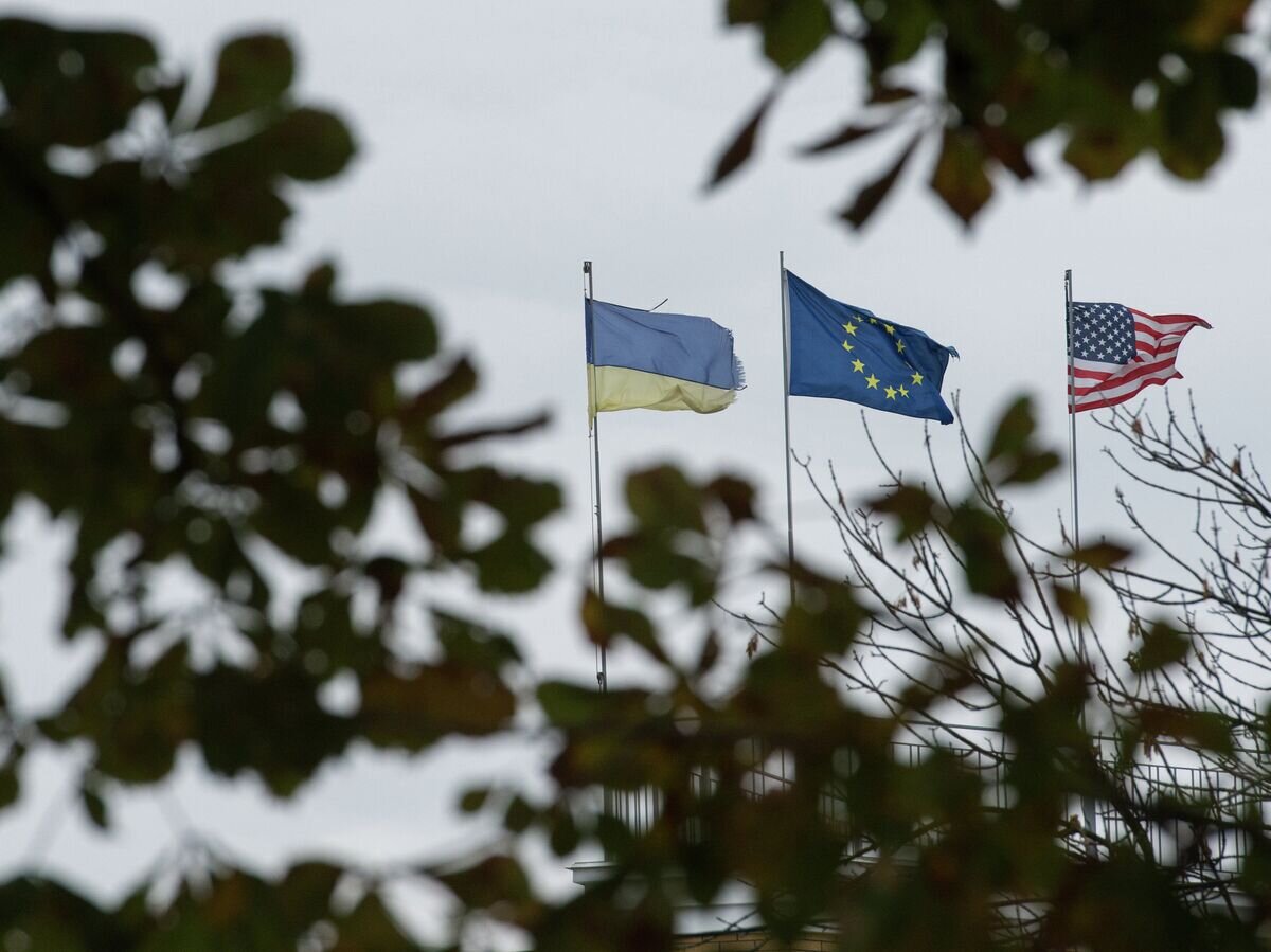   Флаги Украины, Европейского союза и Соединенных Штатов Америки© РИА Новости / Рамиль Ситдиков