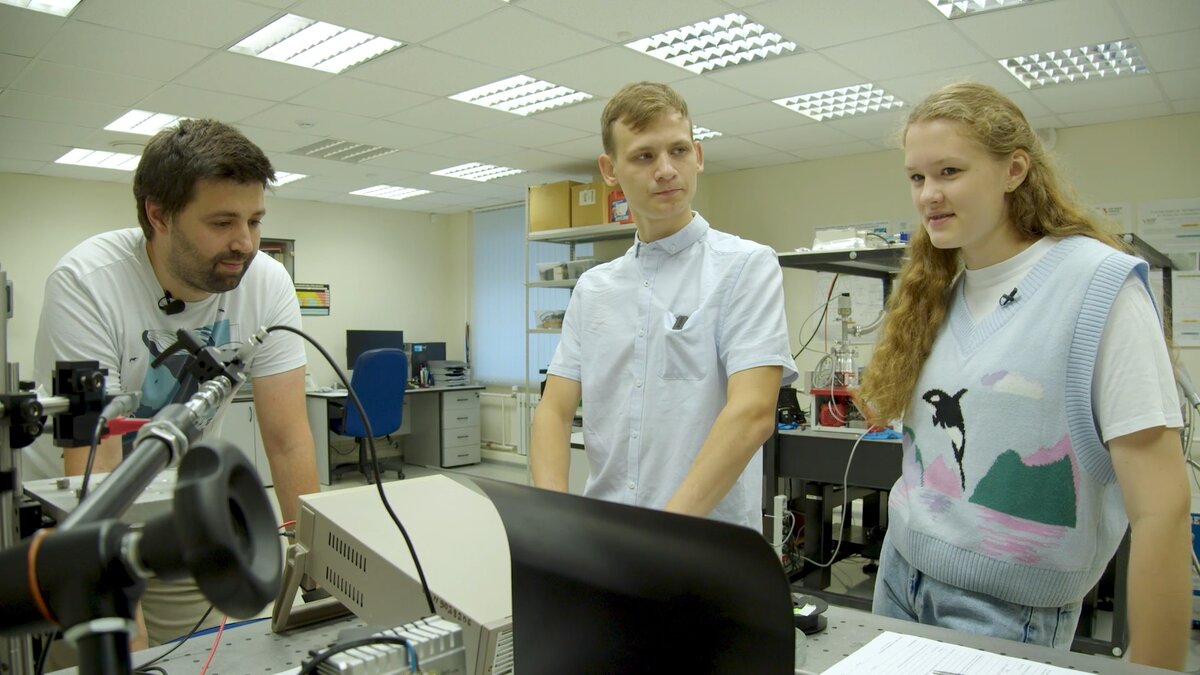 Физики побывали в научно-образовательном центре «Наноматериалы и нанотехнологии» УрФУ. Фото: Анна Маринович.