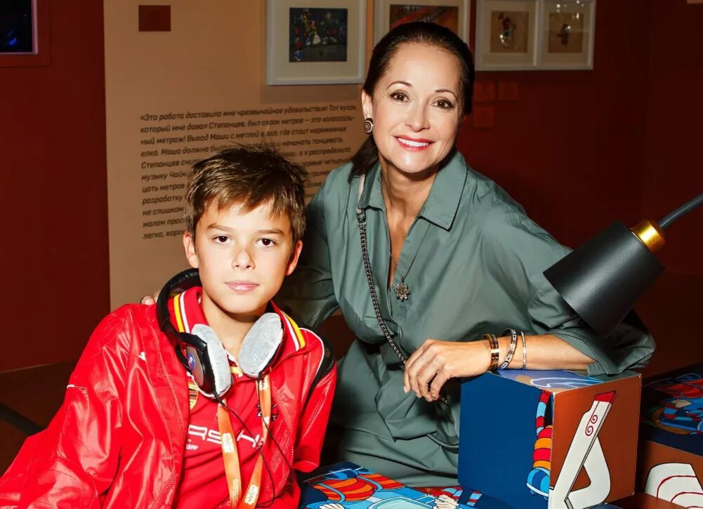    Ольга Кабо, Валерия Ланская и Юрий Аскаров с детьми на выставке российской анимации в Москве