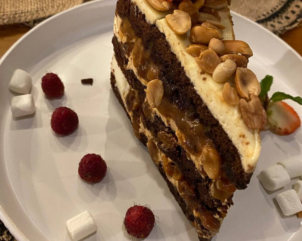 Это был великолепный торт Сникерс, который я ела в свой день рождения=)