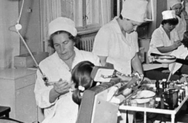 Зубоврачебная поликлиника СССР. Стоматология СССР бормашина. Стоматология в Советском Союзе. Кабинет стоматолога СССР