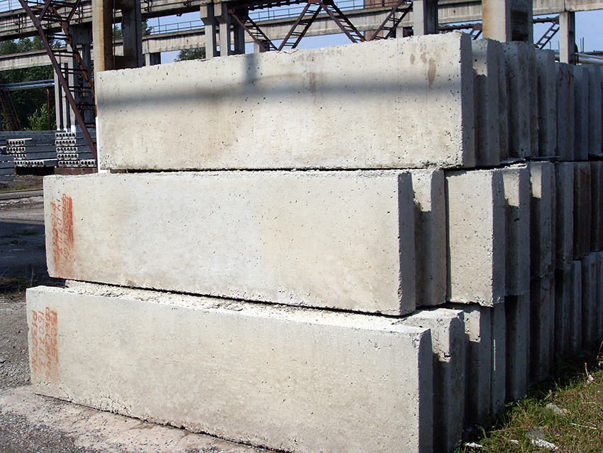 Фундаментные блоки – это строительные элементы из тяжелого бетона