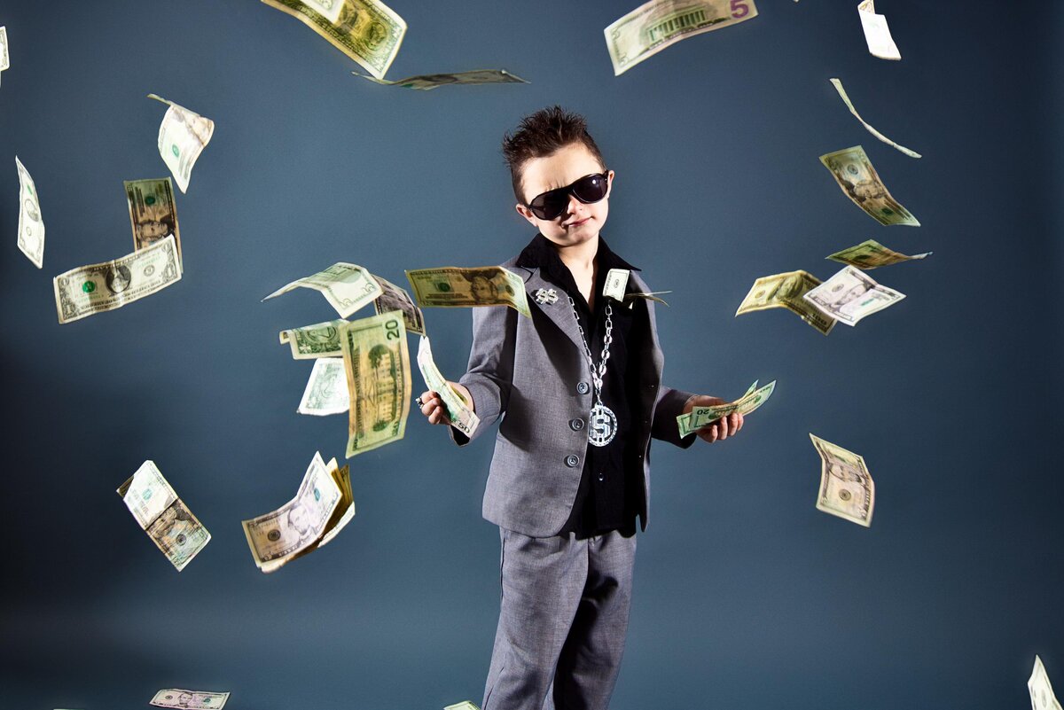 Почему горе богатым. Горе вам когда все люди будут говорить о вас хорошо. Богач с деньгами. Почему горе богатым. Миллионер с деньгами.