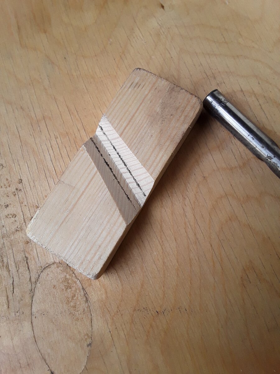 приспособление для заточки сверл. приспособа для заточки сверл из фанеры. заточка сверл приспособление из дерева. заточка сверл приспособление из дерева. тгчилка доя чверел из бруска.