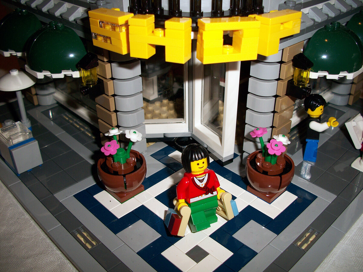 Первый в ДФО: на открытии магазина LEGO во Владивостоке показали уникальный маке