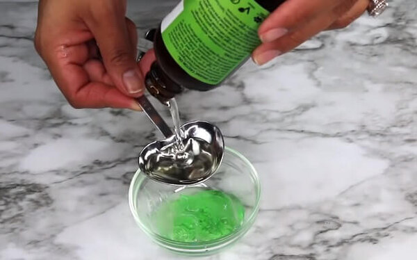 Добавление касторового масла к смеси алоэ и витамина Е