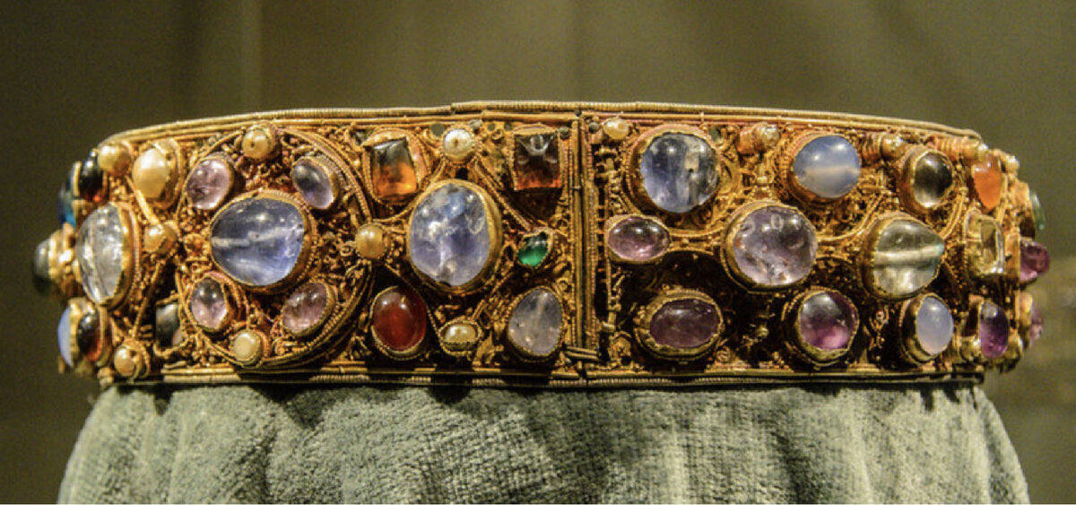 Корона Святой Кунигунды, дата изготовления - 1010 год.