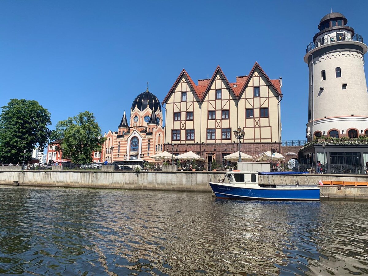 Такой вот катерок повезет вас до порта и обратно. Так рыбная деревня выглядит с воды