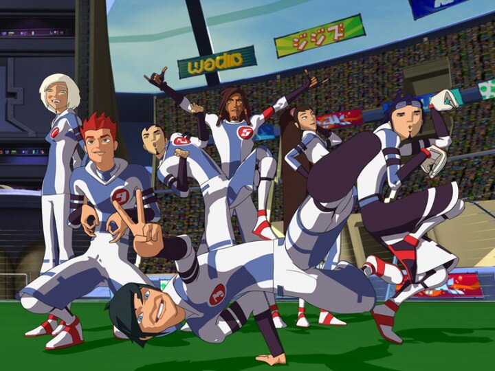 Я хотел бы начать с того, что начал я смотреть аниме с 2009 года , иногда забрасывал , иногда не отрываясь смотрел один-два сезона за один день. Первое аниме , которое я посмотрел- это ГАЛАКТИЧЕСКИЙ ФУТБОЛ. По началу Я даже не знал , что я смотрю , я не воспринимал всерьёз, но ближе к развязке этого сериала , меня сильно затянуло и я каждый день в 14:00 шел домой и смотрел по 2х2 это аниме.  Сюжет аниме , как вы могли догадаться  повествует о футбольной команде «Сноу Кидс» с планеты Акиллиана, которую собрал Арч — бывшая звезда Галактического футбола. И пусть вас не пугает  3д графика, когда я только начинал смотреть аниме, я даже не знал что такое 3д и что такое 2д , мне было все равно, мне нравился сюжет этого аниме. Думаю, если бы я не посмотрел это аниме , то так бы и не узнал что это такое. Естественно не будь канала 2х2 , то думаю многие не узнали бы про это аниме и не только про это  т.к по 2х2 крутили еще и Наруто 🍥  которое является самым известным аниме на земле. Сериал был создан французами(Alphanim, France 2, Jetix Europe, Welkin, Hosem и Audi’Art Luxanimation Supersonic.) сериал имеет 3 сезона по 26 серий. Герои аниме имеют особую силу, так называемый поток , который дает им прибавляет: силу, скорость, ловкость, дает особые навыки, как например: телепортация.