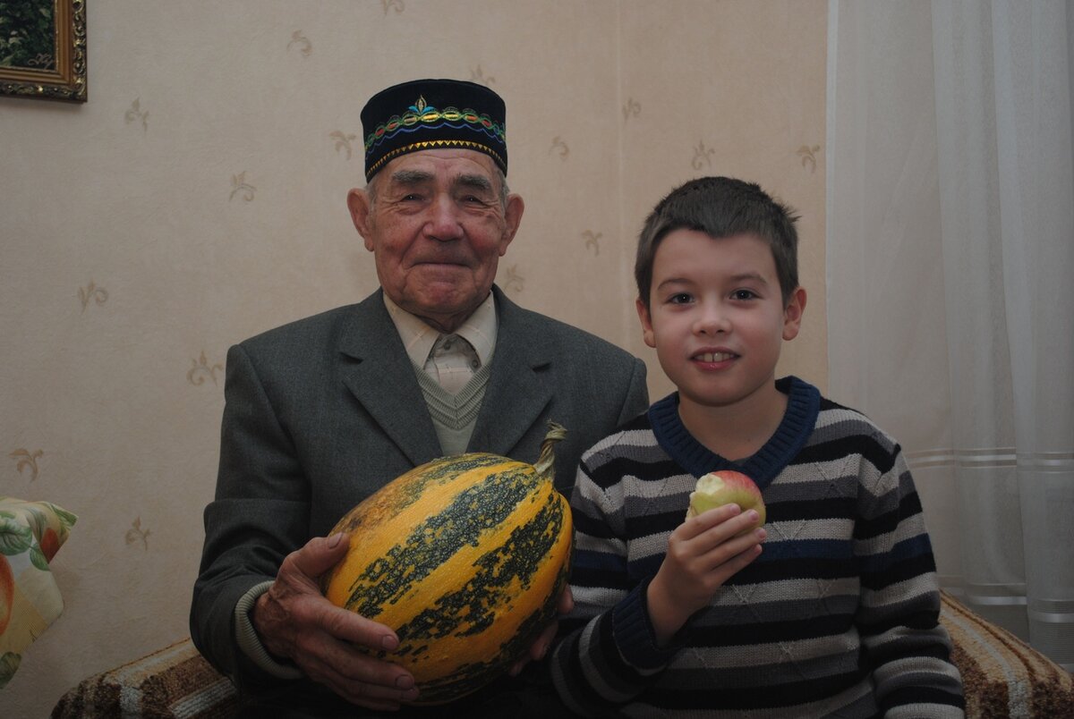 А это наш друг - Расим Садыкович, ему 87 лет. Он энергичный, худощавый, добрый, веселый, всегда поможет и сам попросит, если ему нужна помощь.