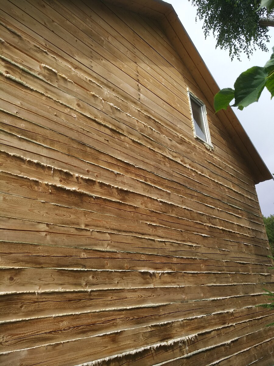 Во фронтонах каркас, там монтаж окон легче)