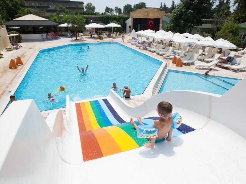 После холодного уральского лета тёплый бассейн и жара - это детский рай! Фото бассейна нашего отеля из открытых источников. 