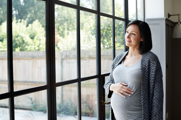 Влияют ли суеверия на беременность: можно ли красить волосы во время ожидания ребенка?