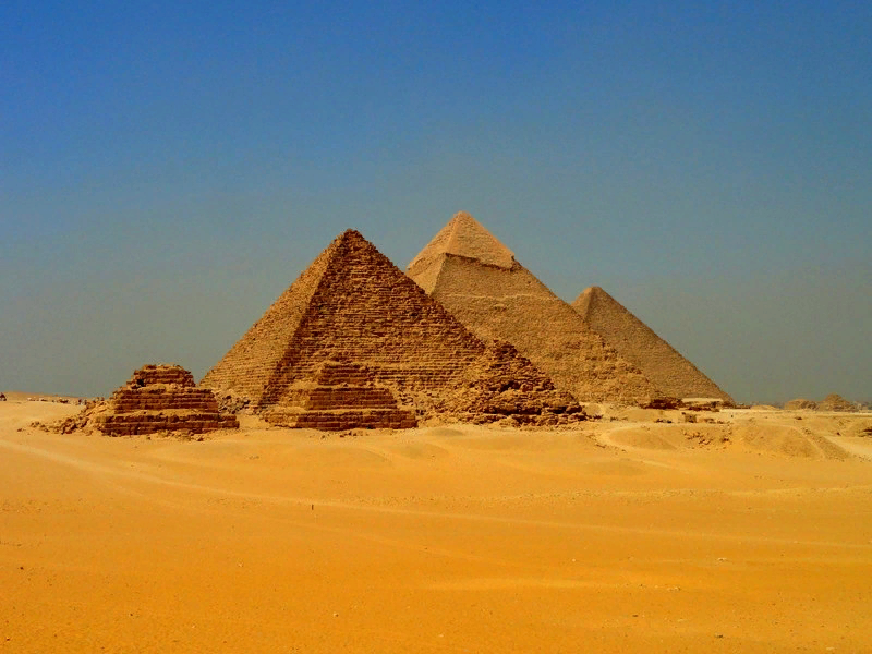 Три пирамиды
