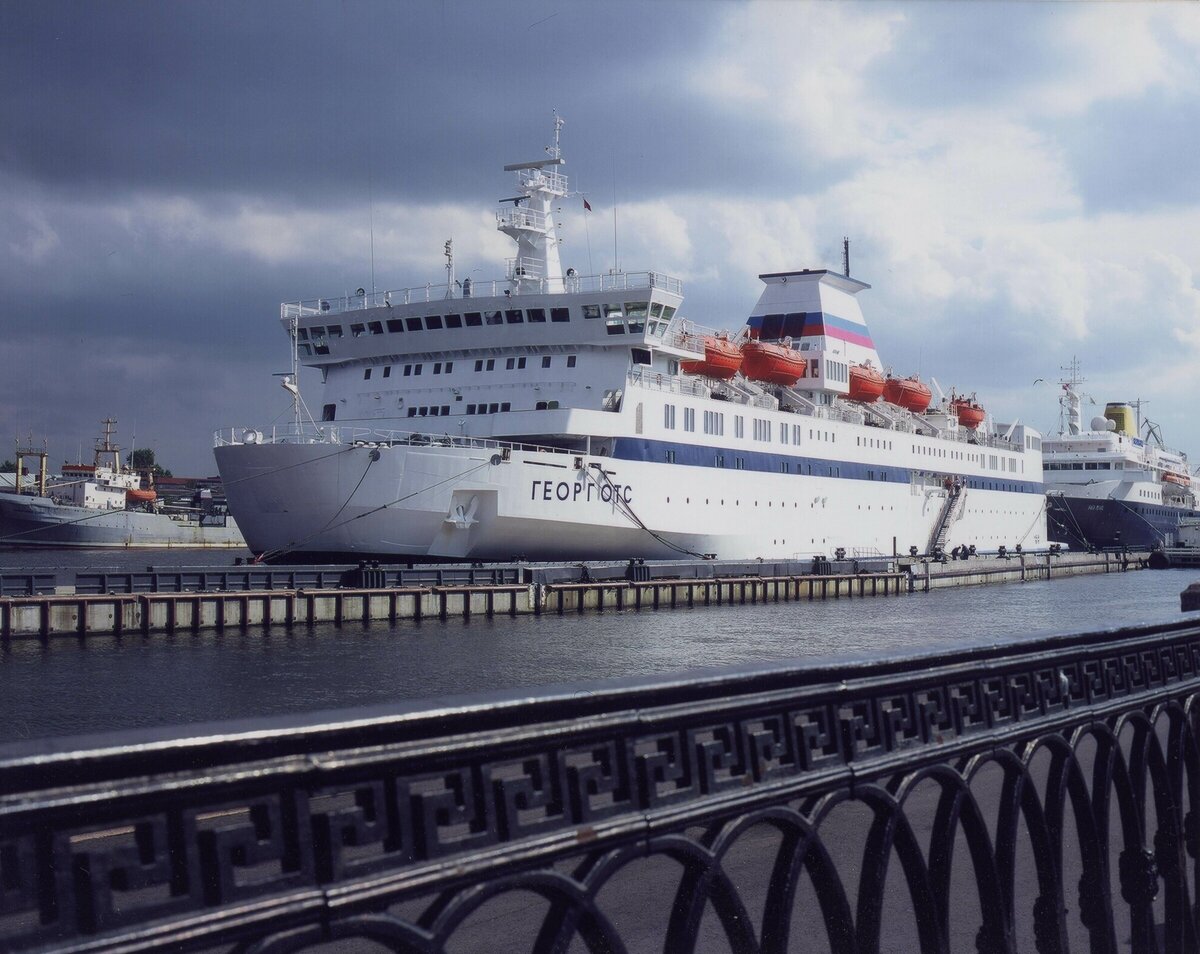 Паром "Георг Отс" в Санкт-Петербурге у набережной лейтенанта Шмидта